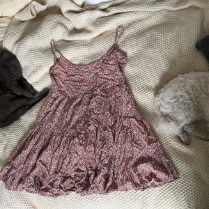 Blommig kort sommarklänning - Kort sommarklänning som passar de varmaste dagarna nu i sommar! Tunt luftigt tyg med innerkjol.