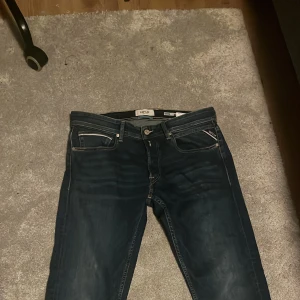Mörkblå jeans från Replay helt nya använda 1 gång - Snygga mörkblå jeans från Replay, modell Grover. Klassisk femficksdesign med dragkedja och knapp. Perfekta för en stilren look.