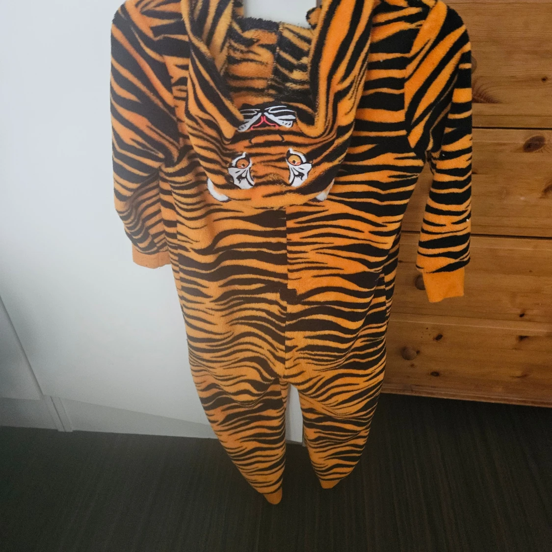 Tigermönstrad onesie från H&M - 1