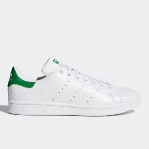 Adidas Stan Smith  - Klassiska vita Adidas Stan Smith sneakers med gröna detaljer på hälen. Säljer mina fina stan smith då de aldrig kommer till använding💕🩷🤎