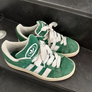 Gröna Adidas sneakers i mocka - Snygga gröna Adidas sneakers i mocka med vita detaljer och snörning. Väldigt fint skick