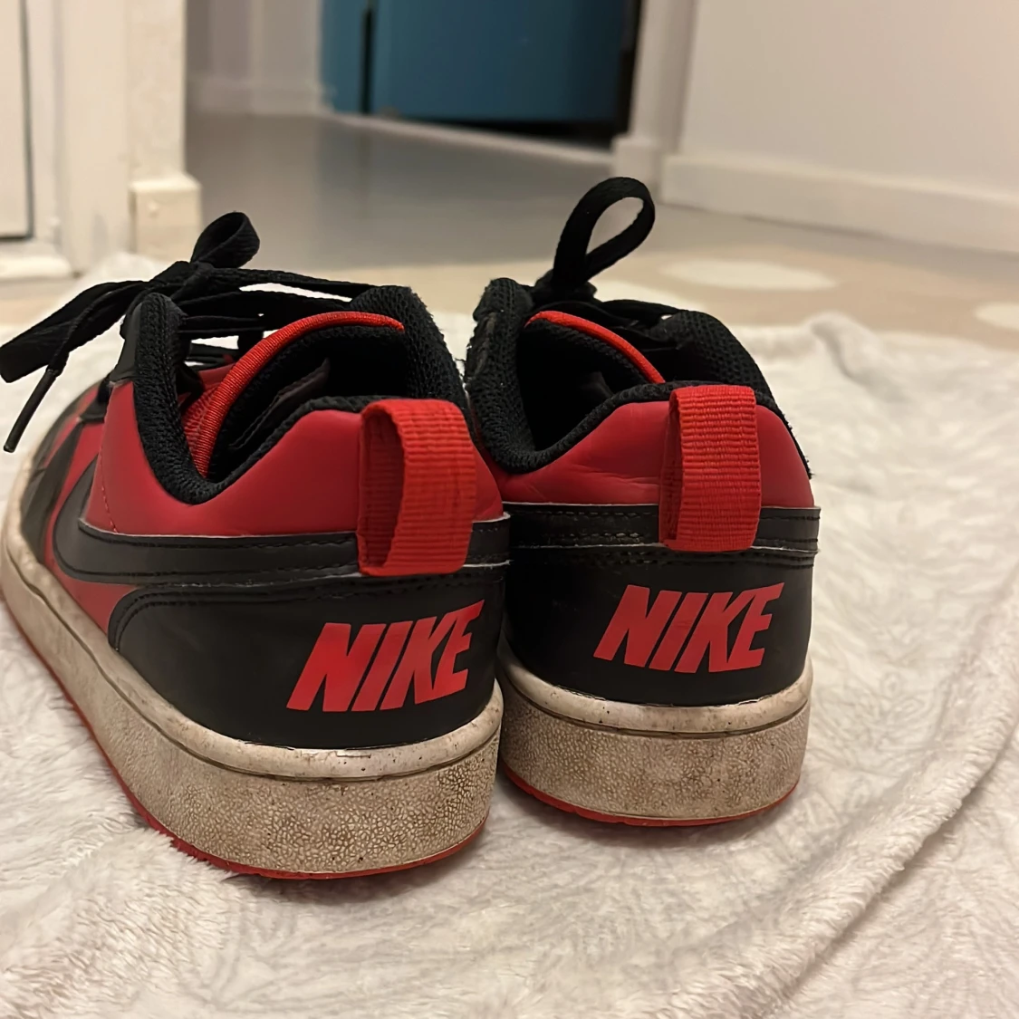 Nike sneakers i rött och svart - 1