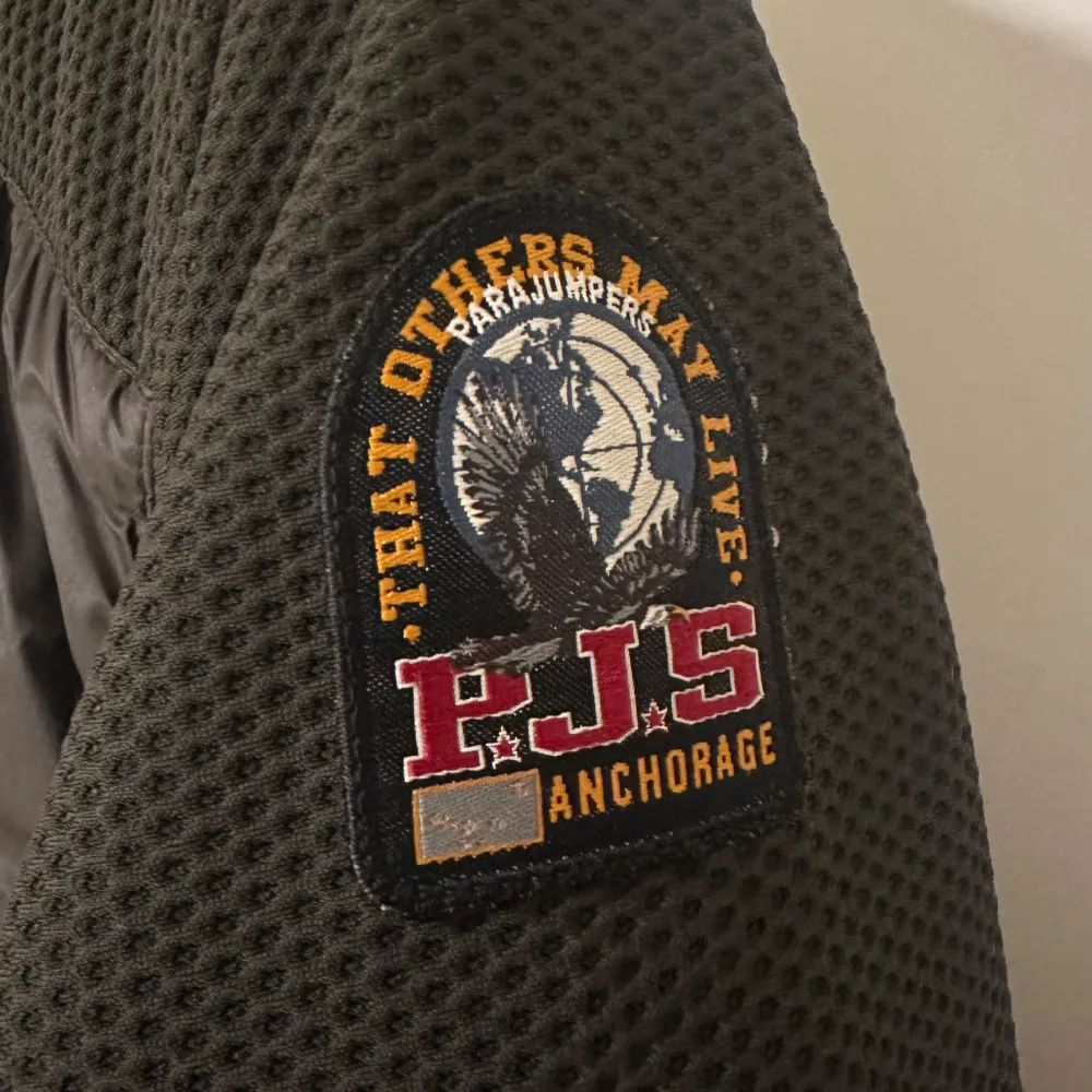 Säljer då min parajumpers warm up då jag lagt på mig några pannor och den inte passar mig på bredden längre. Är 173 70 kg och jackan slutar precis där byxorna sitter. Äkta med qr kod så man kan kolla att den är autentisk. Har dessvärre inge kvitto då detta var en present men somsagt taggen/qr koden finns kvar . Takit.