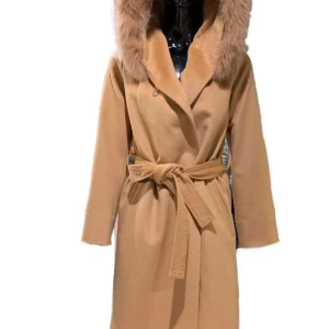 Beige kappa med pälsdetaljer - Elegant beige kappa med en lyxig pälsdetalj runt huvan. Kappan har ett knytbälte i midjan för en smickrande passform och långa ärmar. Perfekt för kyligare dagar.