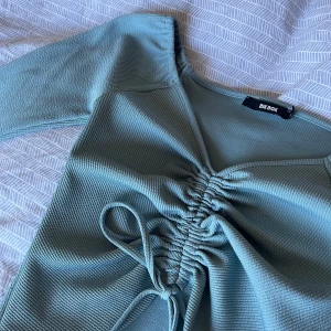 Topp - Havsblå topp med justerbar scrunch och knytning fram. Perfekt till våren💕