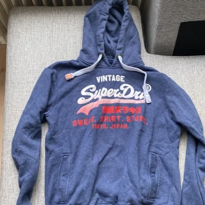 Superdry hoodie - Säljer en mörkblå hoodie från Superdry i storlek L - bra skick och otroligt populära🔥- vid frågor är det bara att skriva och priset är inte hugget i sten 🤝🏼