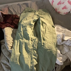 Gröna cargobyxor  - Säljer ett par gröna cargobyxor från H&M. Byxorna har flera praktiska fickor och en elastisk midja för extra komfort. Perfekta för en avslappnad stil.  Kan absolut diskutera pris💚