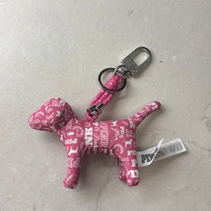 Rosa nyckelring från PINK🩷 - Supergullig söt rosa nyckelring i form av en hund från PINK. Helt ny. 