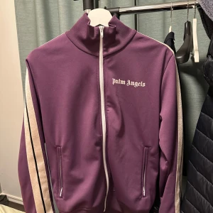 Palm Angels - Säljer min Palm Angels då jag inte använder den längre (blivit för liten) inga flaws, 9/10 skick, priset är inte hugget i sten så det är bara att skriva. Äkta 