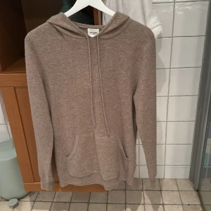 Beige cashmere hoodie från John Henric - Säljer en supermjuk och stilren beige hoodie från John Henric i 100% cashmere. Perfekt för våren. Nypris: 2500 kr