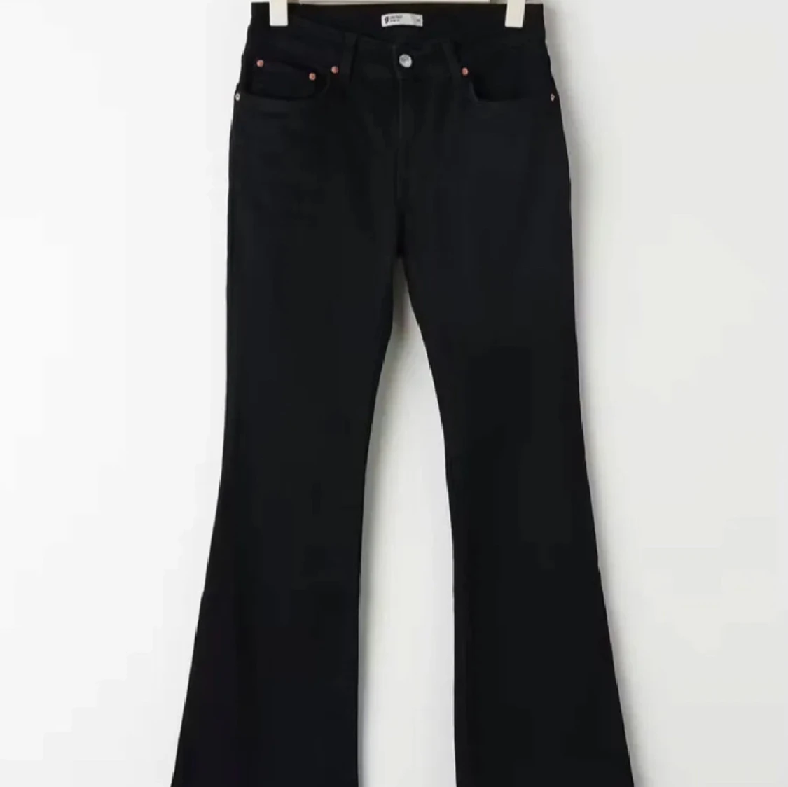Svarta low bootcut jeans