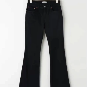 Svarta low bootcut jeans - Snygga svarta low bootcut jeans med klassisk femficksdesign. Perfekta för en stilren look. De har en bekväm passform och är tillverkade i ett slitstarkt material.