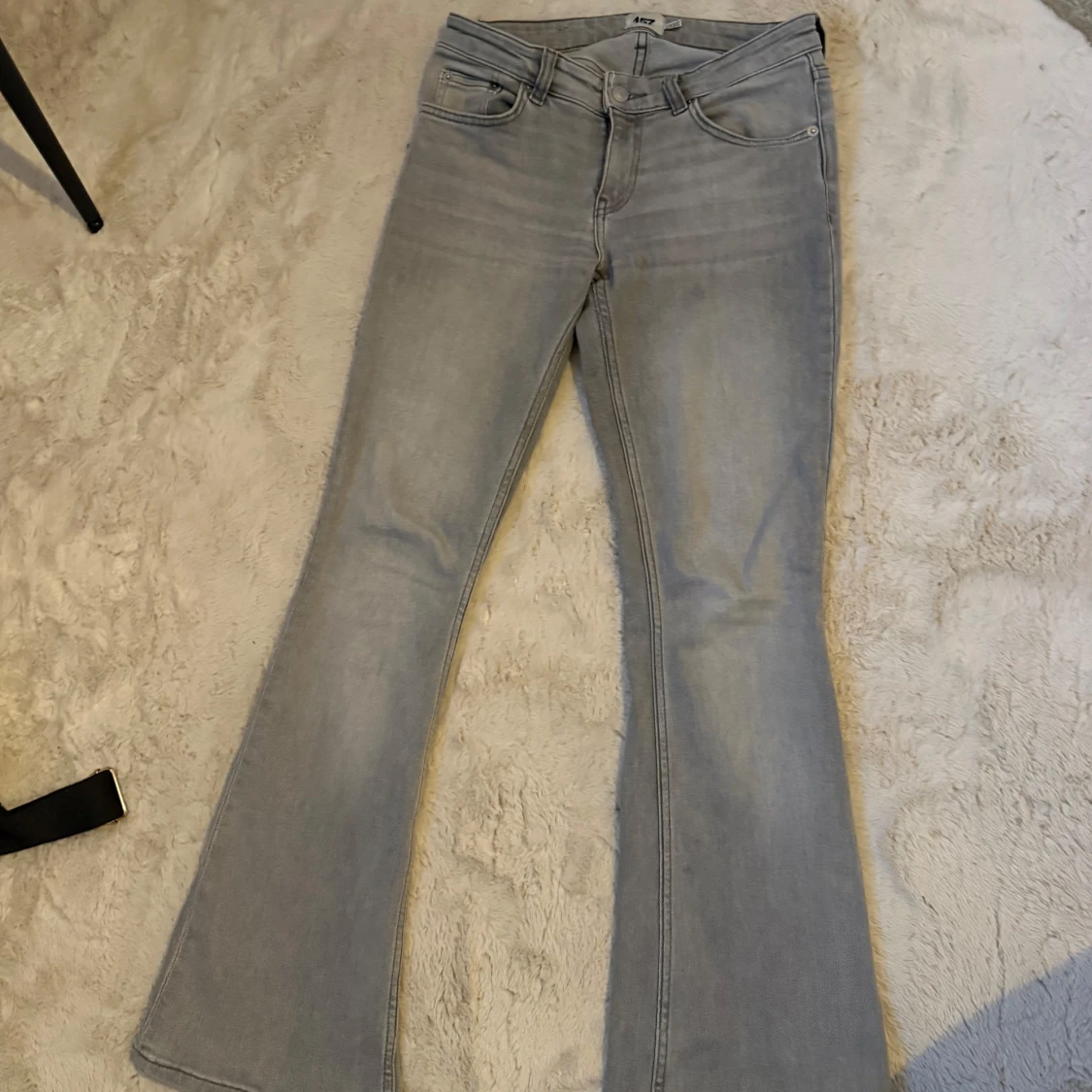 gråa bootcut jeans