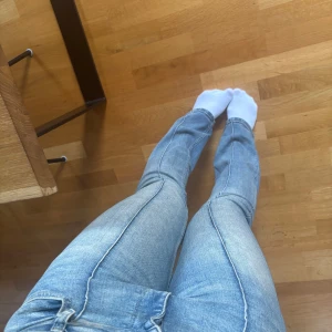 Blå lågmidjade bootcut jeans från Bershka - Säljer ett par snygga blå bootcut jeans från Bershka. Jeansen är använda ett par gånger och har två sträck som design. Byxorna är i storlek 38 och är köpta 399kr nypris.