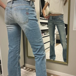 Ljusblå bootcut jeans🩵 - Ursnygga lowwaist bootcut jeans!! Väldigt sköna med snygga detaljer!!😍😍                              Märket är Diesel Industry och det är köpta i Italien🇮🇹