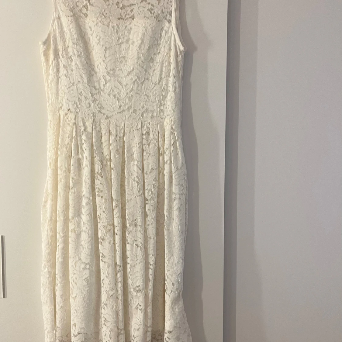Vit spetsklänning från Vintage Stories