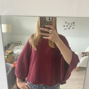 Vinröd blus med vida ärmar - Säljer en vinröd blus med vida ärmar. Perfekt för en stilren look. Passar bra till jeans eller kjol. Hör av dig vid intresse!