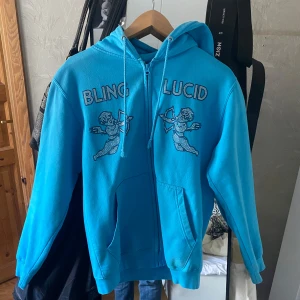 Bling Lucid hoodie  - Hej säljer nu min blinglucid hoodie då jag aldrig använder den längre då den är för liten och inte många pärlor som har åkt av inget man ser på den att dom har åkt av. Tveka inte på att skriva om du är intresserad.