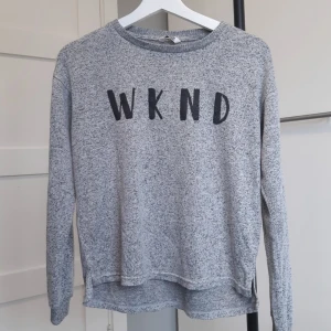Grå tröja - Säljer en grå tröja från Cubus med texten 'WKND' tryckt på framsidan. Tröjan har en rund halsringning och långa ärmar. Den är väldigt mjuk och mysig. Är i barnstorlek 158/164, men skulle säga att den passar som storlek S. Pris kan alltid diskuteras! Skriv vid frågor.
