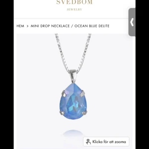 Caroline svedbom halsband - Säljer detta mini drop Caroline svedbom halsband i silver med en blå sten ”Ocean Blue Delite”. Har inga defekter alls. Nypris 795 och därför säljer jag för 499🥰🥰🤗