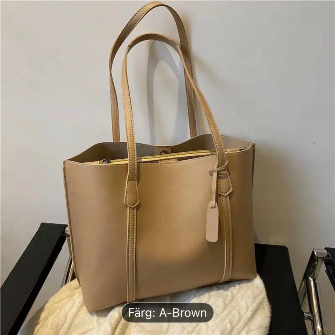 Stilren axelväska i skinnimitation