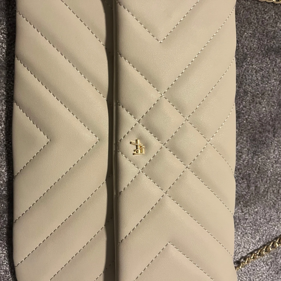 Beige quiltad axelväska från Tory Burch - 1