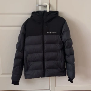 Sail racing jacka  - Dunjacka från Sail racing i stl M, väld använd men fortfarande i väldigt gott skick! Nypris var 4000kr men säljer för 1500kr eller 1300kr vid snabb affär😋