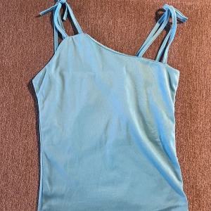 Ljusblått linne! - Super fint blått linne! Det finns inget märke på den så vet inte exakt var den är ifrån förutom att jag har köpt den på humana second hand för ungefär 1 år sedan! Om du har frågor så skriv till mig!