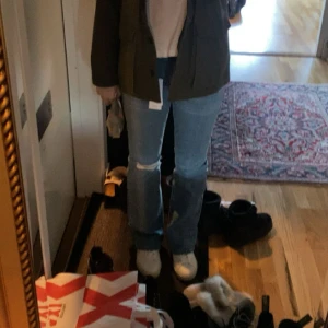 Blå bootcut jeans med slitning - Säljer ett par ljusblå jeans med bootcut passform och snygg slitning på ena knät. Jeansen är från Gina tricot i storlek 40 de har använts max tre gånger. 