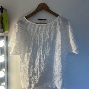 Vit strukturerad topp från 157 - Säljer en vit topp från 157 i storlek S. 