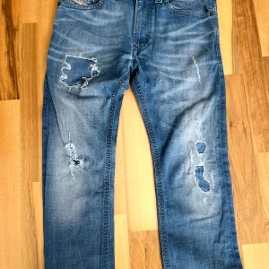 Diesel jeans - Blåa jeans från diesel i storlek 29/32, sitter slim, skicka gärna bud!