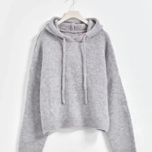 Grå Gina tricot stickad hoodie - Säljer min Gina tricot stickad tröja den är i mycket bra skick och storlek s.köpte den för 399 säljer den för 190 