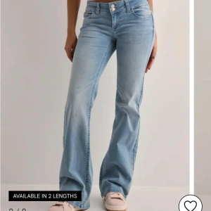 Jeans från nelly med rosa fickor - Säljer ett par ljusblå bootcut jeans med snyggt rosa broderi på bakfickorna från Nelly. Jeansen har låg midja och klassisk femficksmodell. Materialet är mjukt denim som sitter skönt och ger en avslappnad vibe. Dom har tyvärr inte kommit till användning 🩷🩷🩷 FÖRST TILL KVARN!
