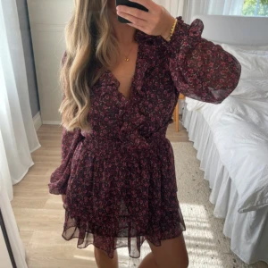 Blommig vinröd klänning från Zara - Säljer denna fina klänning från Zara! En väldigt fin vinröd färg med blommor på!💕 Aldrig använd men tyvärr har prislappen ramlat av