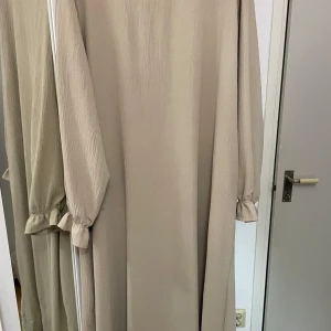 Abaya - Beige abaya i storlek S men känns som M, väldigt skön material och använt endast en gång.