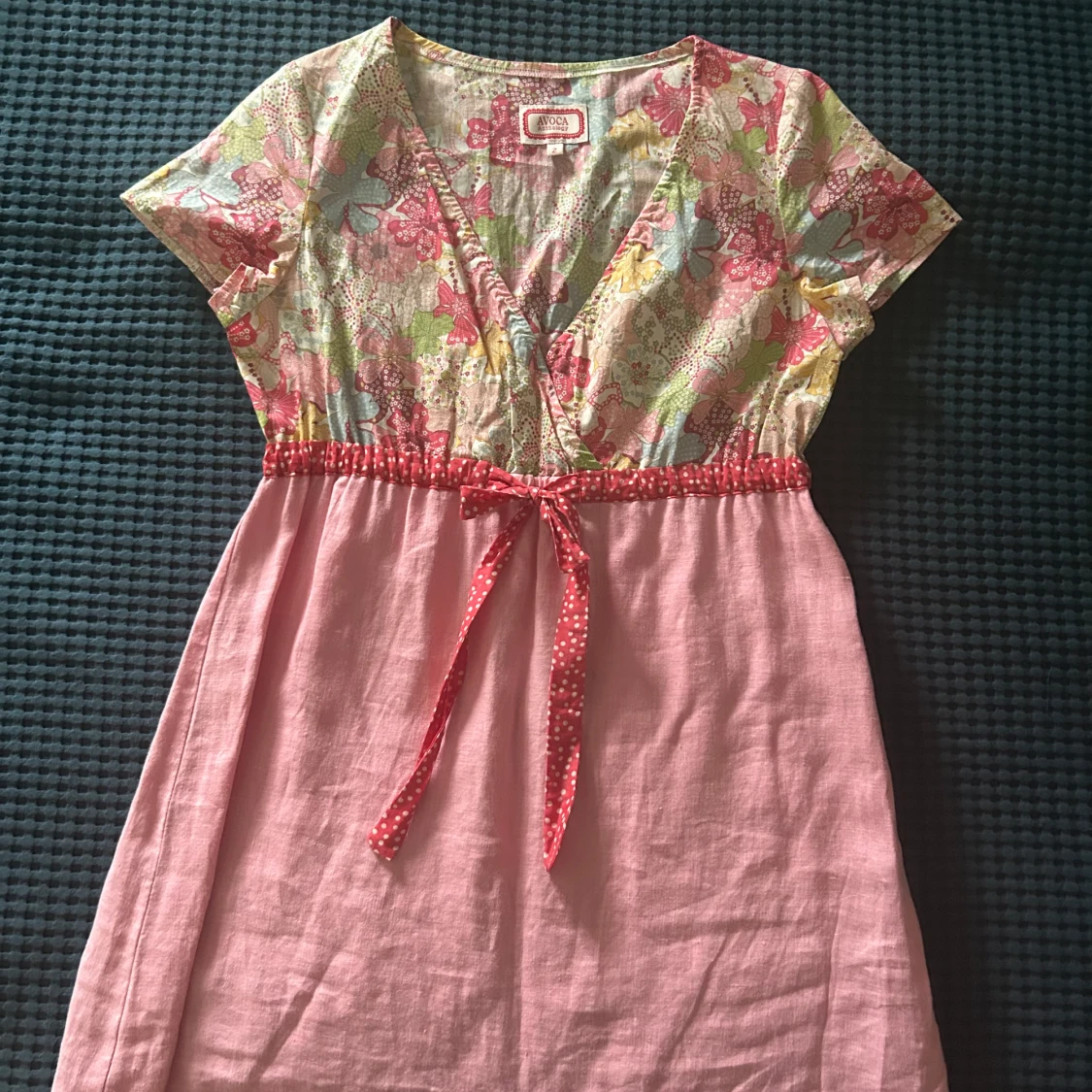 Blommig rosa kortklänning från Avoca