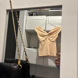 Ljusorange topp - Supersnygg ljusorange topp med twistad detalj framtill💛Storlek M men passar som s