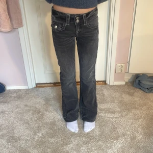Svarta bootcut jeans Gina Tricot - Snygga svarta jeans från Gina Tricot med bootcut-modell och låg midjade 🫶🏼skriv för mer info ALDRIG ANVÄNT 