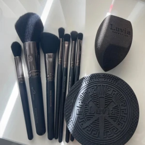 Svarta sminkborstar från Luvia - Sju svarta sminkborstar + beautyblender.  Medföljer en rengöringsmatta.