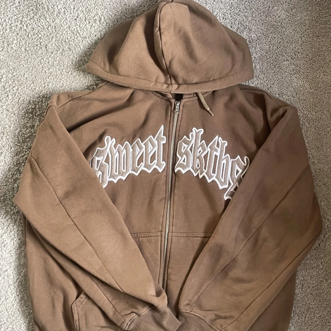 Brun hoodie från Sweet SKTBS