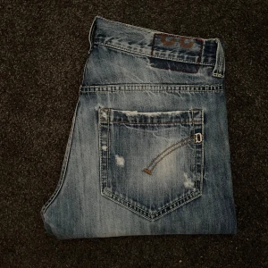 Dondup Jeans - Säljer ett par tvär feta dondup jeans med en unik blå tvätt och feta slitningar🔥storlek 32. Mitt pris endast 595, pris kan diskuteras vid snabb affär🤝