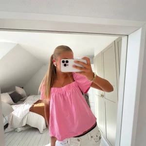 söt topp - supersöt topp från hm som jag köpt på sellpy!!!❣️❣️ aldrig använd av mig 