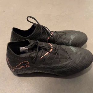 Puma fotbollsskor - Säljer dessa fotbollsskor i ny skick, helt oanvända.