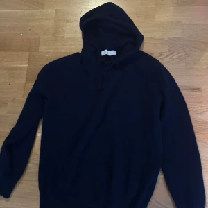 Mörkblå kashmirhoodie från Sayless - Hoodie från Sayless. Använd fast inga synliga täcken på användning. Var Medium från början men nu är den mera som en S eller XS. 