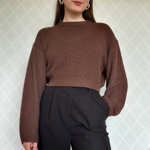Brun stickad tröja - Säljer en brun croppad stickad tröja med lång ärm och rund hals. Luftig och skön🥰