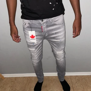 Dsquared 2 jeans storlek 42 - Storlek 42. Modellen är 175cm väger 67 kg. Helt ny.fin replika med grym kvalitet. Pris: 1200kr. Först till kvarn som gäller. Skickas direkt inom 24h