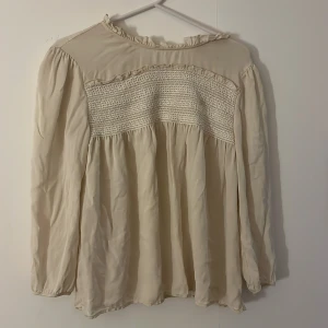  Kräm vit blus  - En fin blus perfekt nu till höst. Bara andvänd fåtal gånger❤️