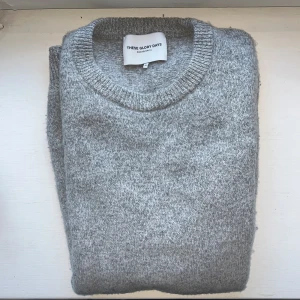 Grå ulltröja These Glory Days - Grå ulltröja från These Glory days, Nyskick inga defekter 👍 riktigt mysig och stilig nu till höst/vinter! || Nypris: 1200kr, storlek M, svarar gärna på frågor, kom DMs vid minsta fundering 🤗🙌