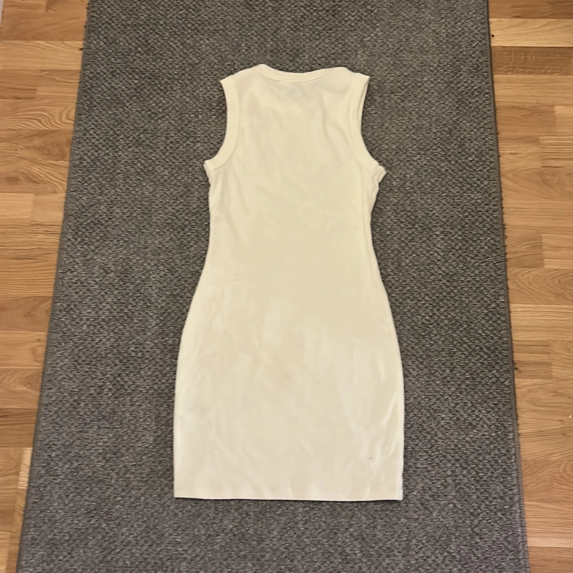 Vit ärmlös klänning från DIVIDED - 1