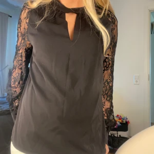 Snygg spets topp/blus - Helt ny spets topp med knappar baktill i nacken💞💞Passar xs och s